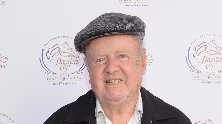 Dick Van Patten pose sur le tapis rouge