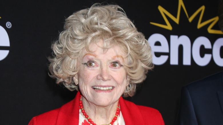 Phyllis Diller souriant sur le tapis rouge