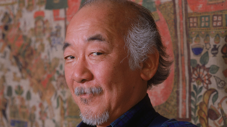 Pat Morita posant sur le plateau