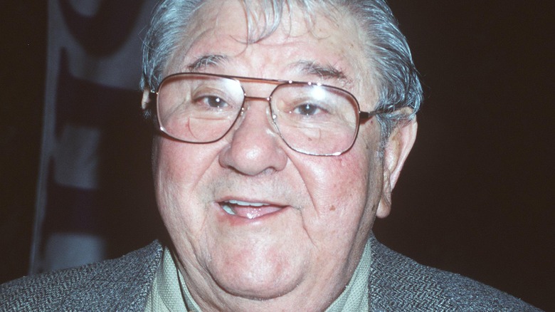 Buddy Hackett souriant sur le tapis rouge