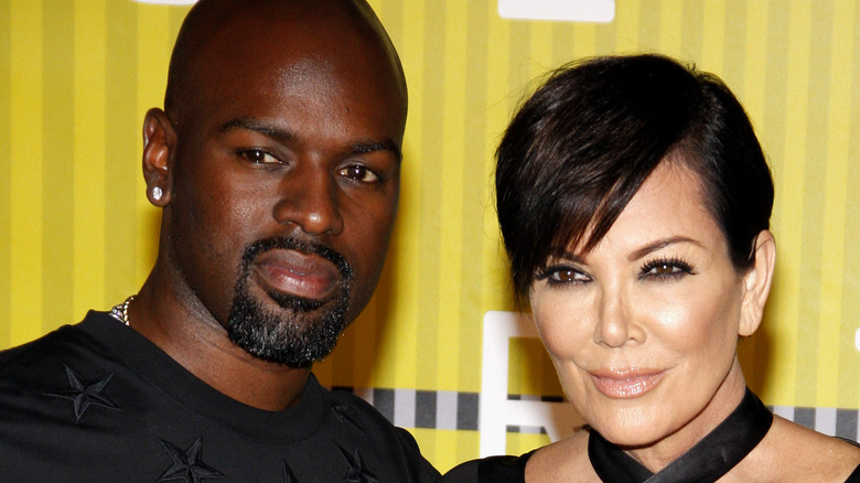 Corey Gamble et Kris Jenner souriant 