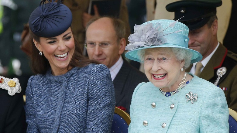 Kate Middleton et la reine Elizabeth riant en souriant