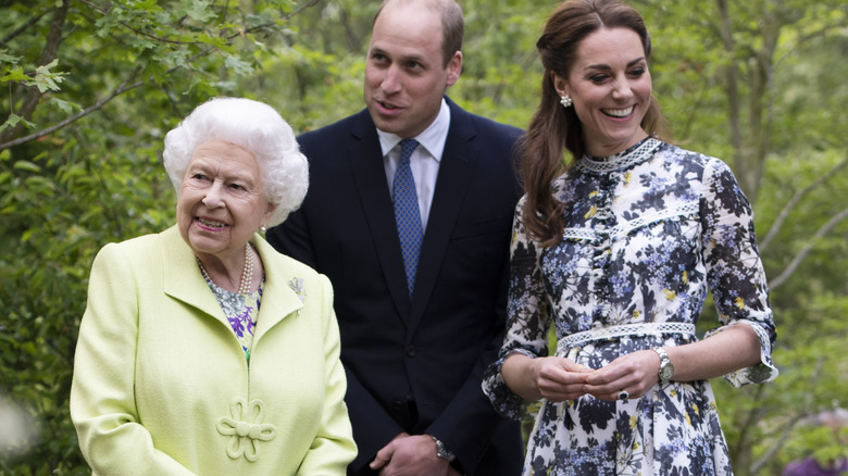 La reine Elizabeth II, le prince William et Kate Middleton discutent