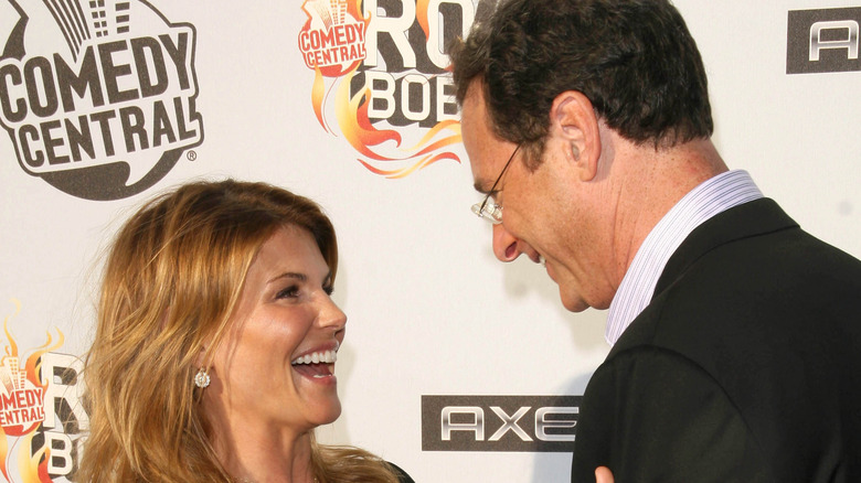 Lori Loughlin et Bob Saget s'embrassent sur le tapis rouge