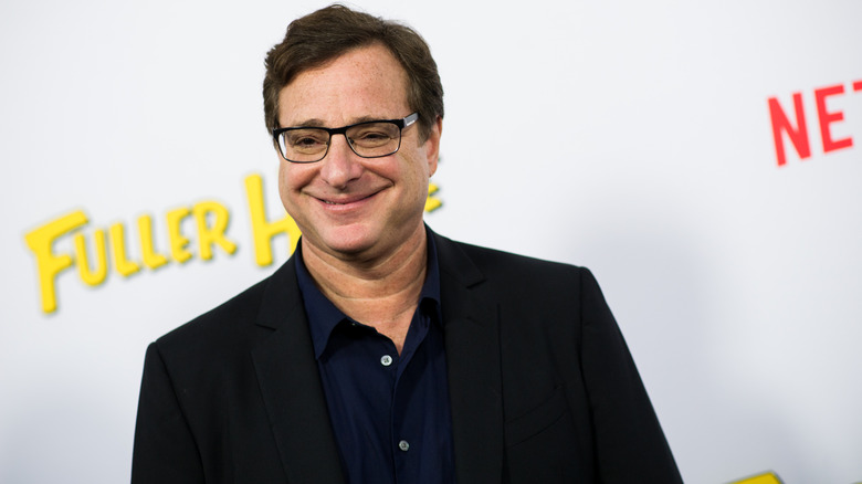 Bob Saget souriant à l'événement tapis rouge