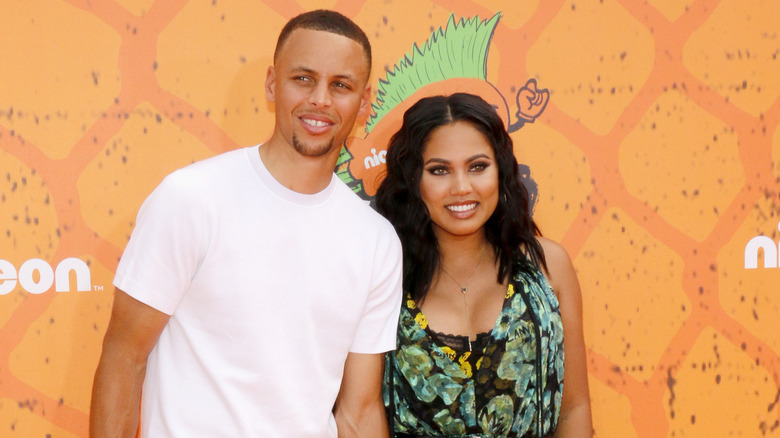 Steph et Ayesha Curry se tenant la main en 2016