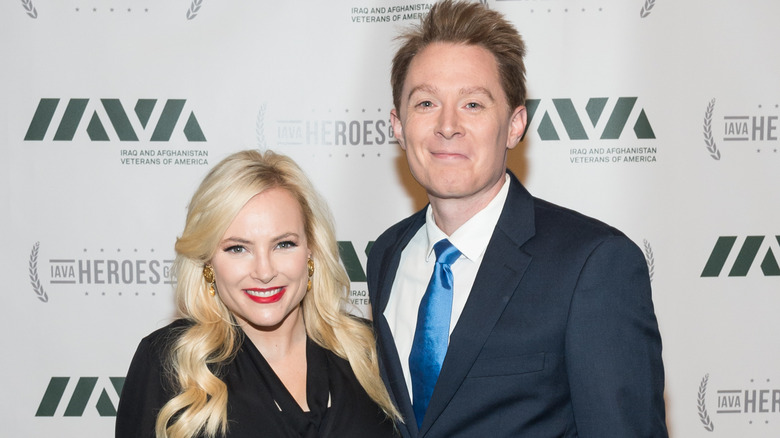 Megan McCain et Clay Aiken posent sur le tapis rouge