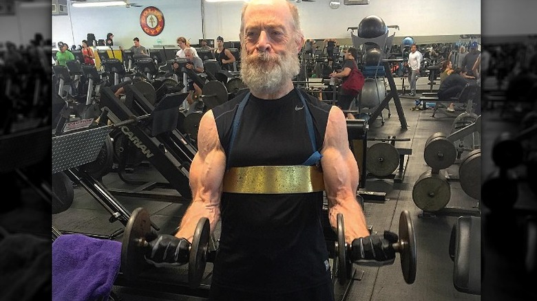 JK Simmons soulevant des poids