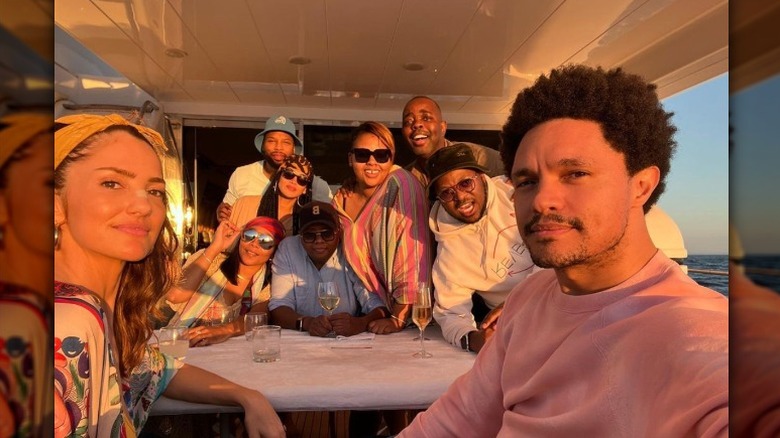 Minka Kellly et Trevor Noah à bord d'un yacht