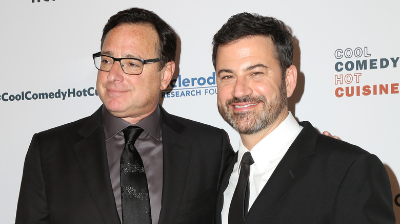 Jimmy Kimmel posant pour une photo avec Bob Saget 