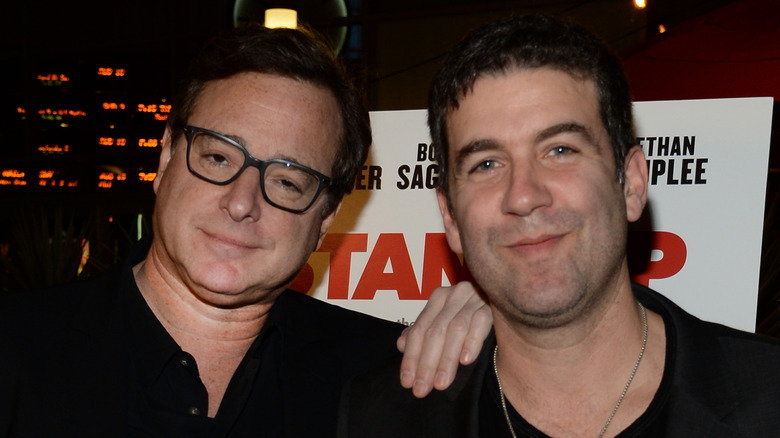 Bob Saget pose pour une photo avec un ami, Mike Young