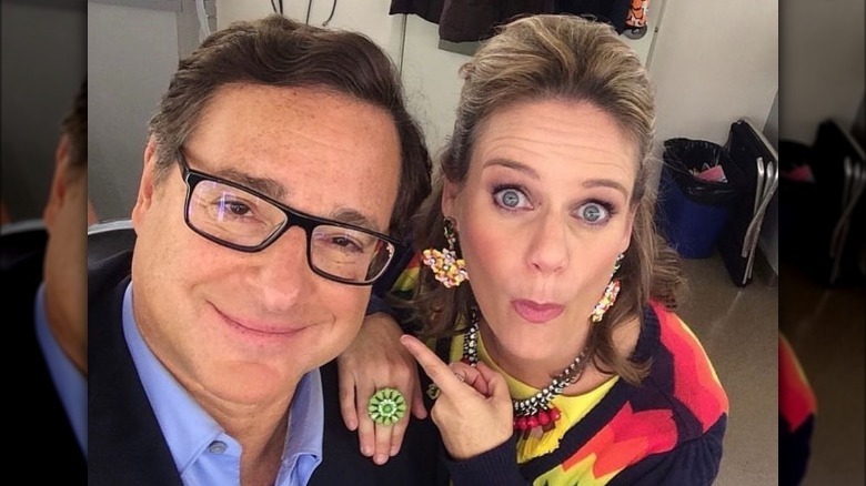 Bob Saget et Andrea Barber posant pour un selfie