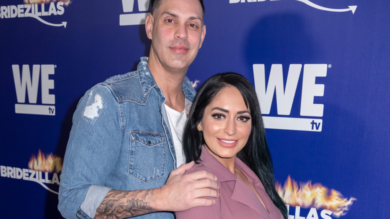 Chris Larangeira et Angelina Pivarnick posant lors d'un événement