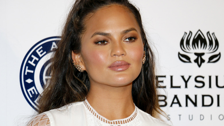 Chrissy Teigen sourit