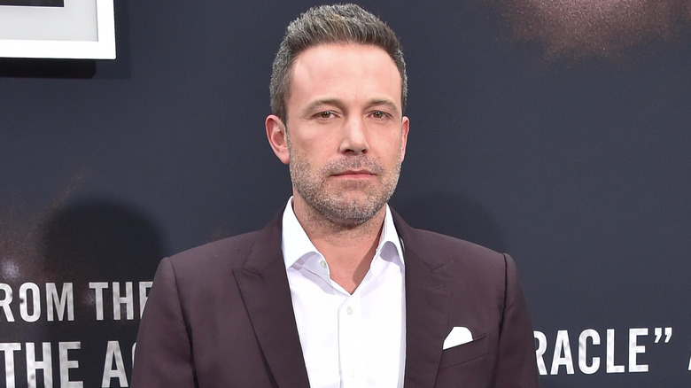 Ben Affleck avec une pochette blanche