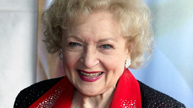 Betty White sourit