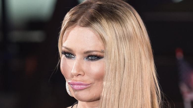 Jenna Jameson prend des photos pour les caméras 