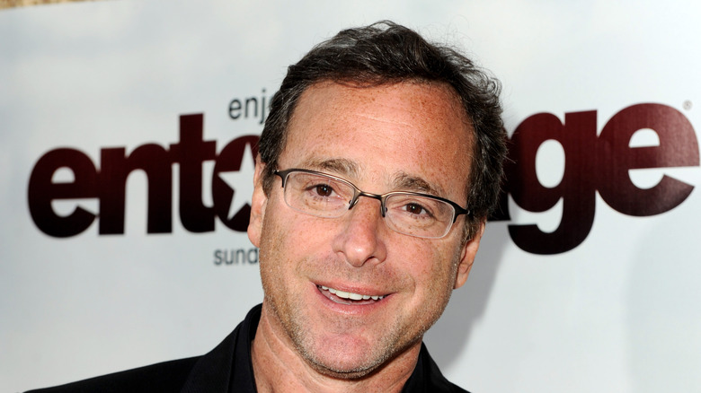 Bob Saget devant l'enseigne Entourage