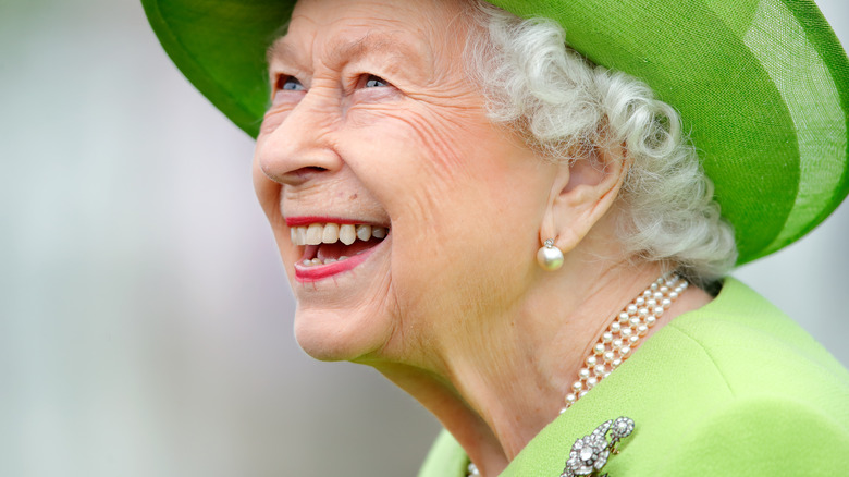 La reine Elizabeth souriante en 2021