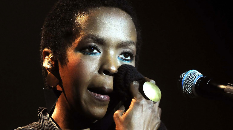 Lauryn Hill s'essuyant le visage avec du tissu