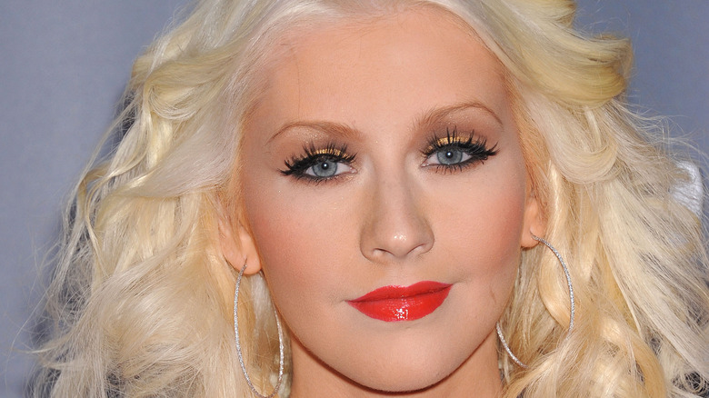 Christina Aguilera souriante avec du rouge à lèvres 