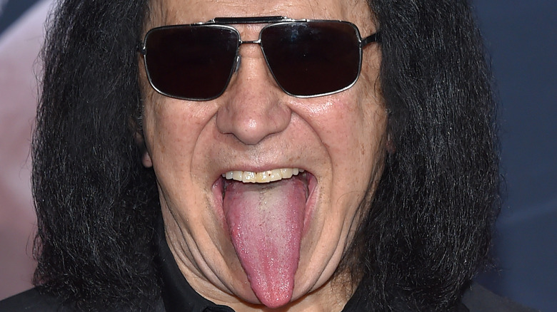 Gene Simmons tire la langue