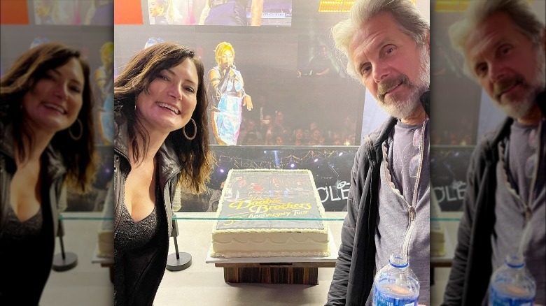 Michelle Knapp et Gary Cole posent pour un selfie