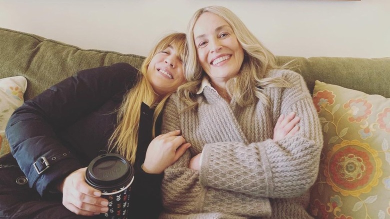 Kaley Cuoco et Sharon Stone souriantes