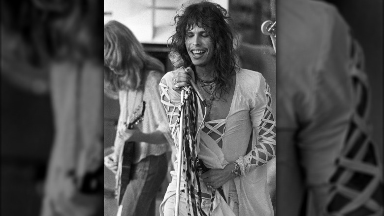 Performance de Steven Tyler au milieu des années 70 en combinaison à lacets