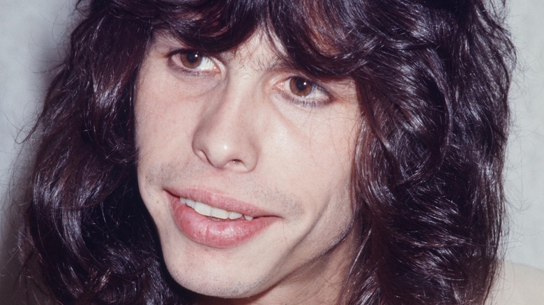 Steven Tyler, cheveux noirs du milieu des années 70, pensif 