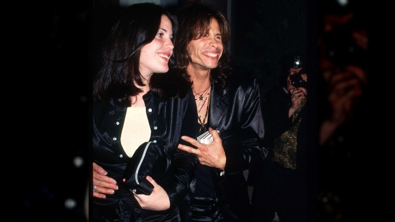 Steven Tyler et Liv Tyler posant dans des costumes en satin assortis des années 90