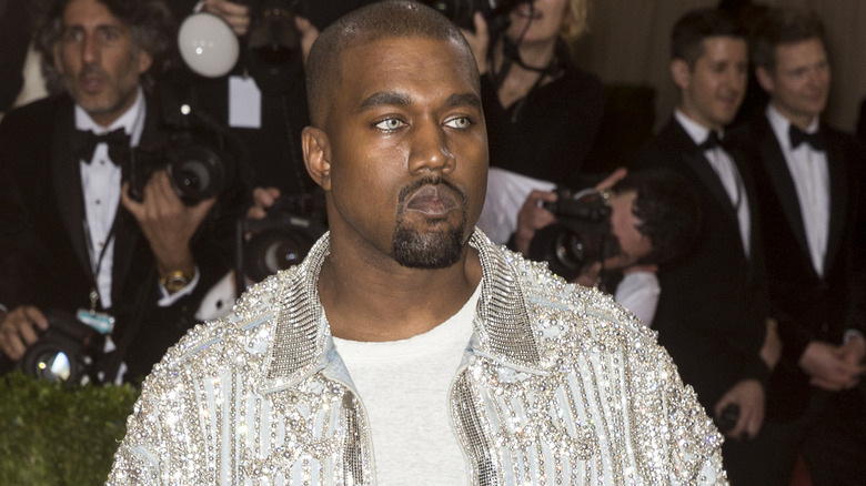 Kanye Wests regarde les caméras sur le tapis rouge