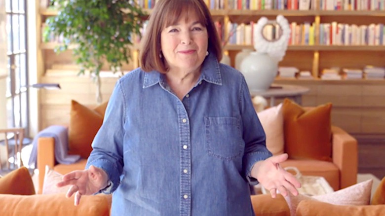 Ina Garten souriant et faisant des gestes avec ses mains