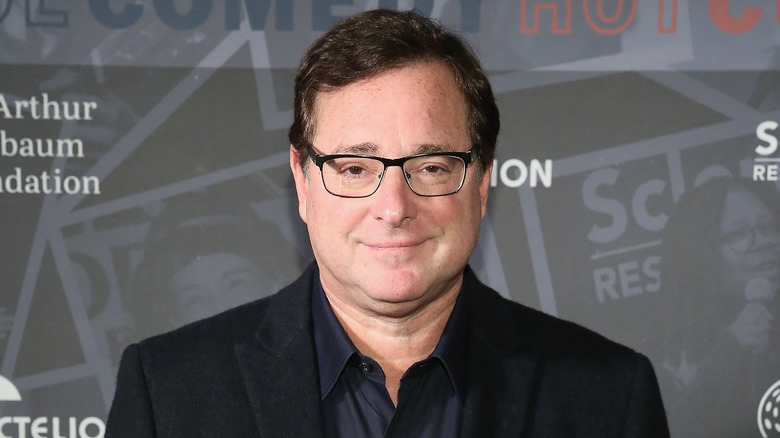 Bob Saget souriant pour les caméras 