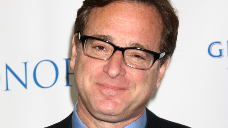 Bob Saget sourit sur le tapis rouge