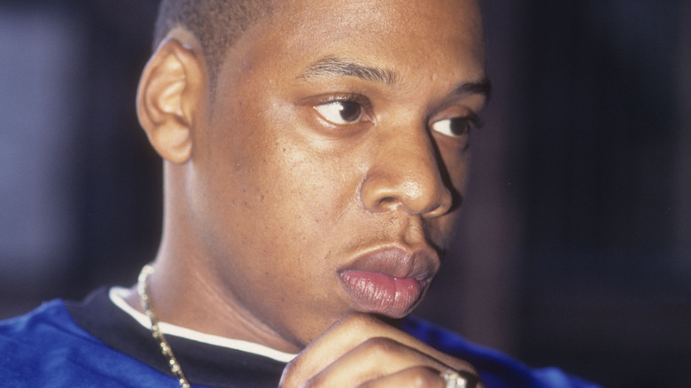 Jay-Z pose en chemise bleue en 1996