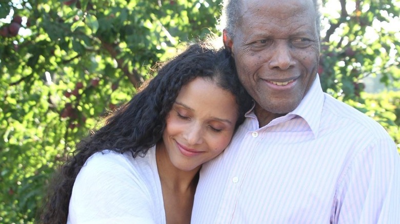 Sydney Poitier reposant la tête sur l'épaule de son père