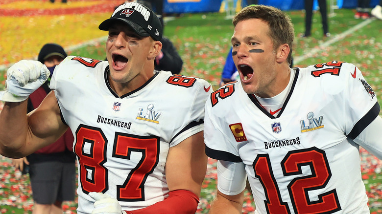 Rob Gronkowski et Tom Brady applaudissent ensemble