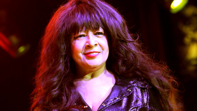 Ronnie Spector sourit sur scène