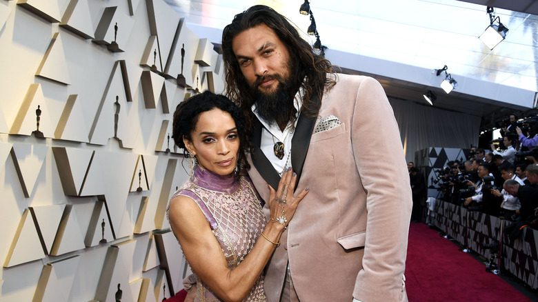 Jason Momoa et Lisa Bonet souriant