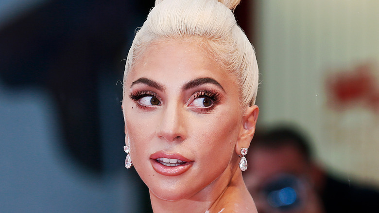 Lady Gaga regarde en arrière sur le tapis rouge