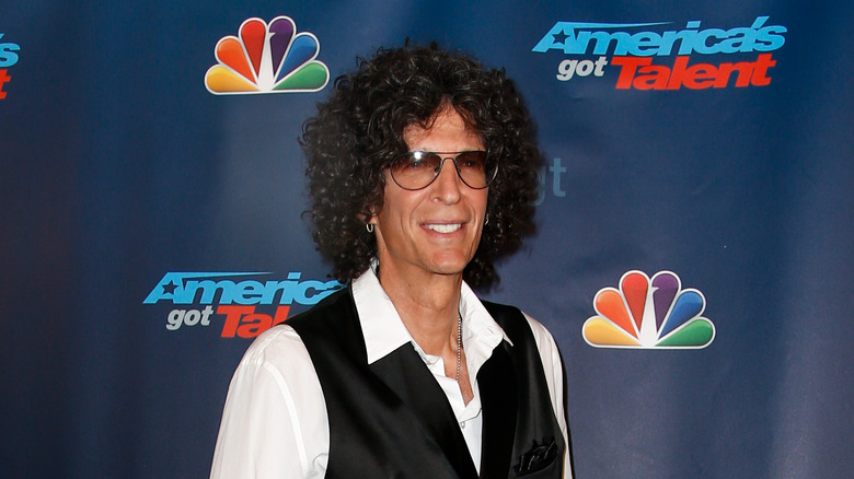 Howard Stern pose sur le tapis rouge