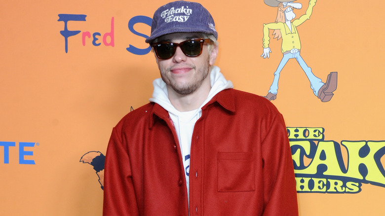 Pete Davidson portant une casquette