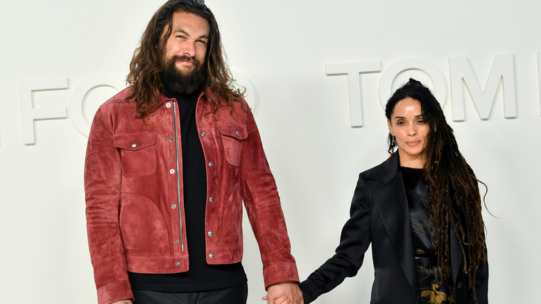 Jason Momoa et Lisa Bonet se tenant la main