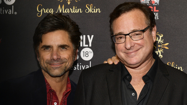 John Stamos et Bob Saget souriant en 2018