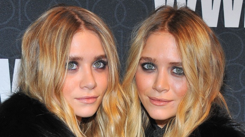 Mary-Kate et Ashley Olsen sourient