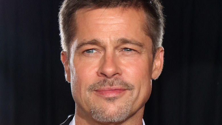 Brad Pitt lance un regard noir