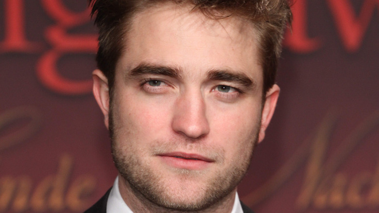 Robert Pattinson lance un regard noir