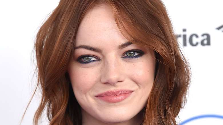 Emma Stone en maquillage foncé pour les yeux