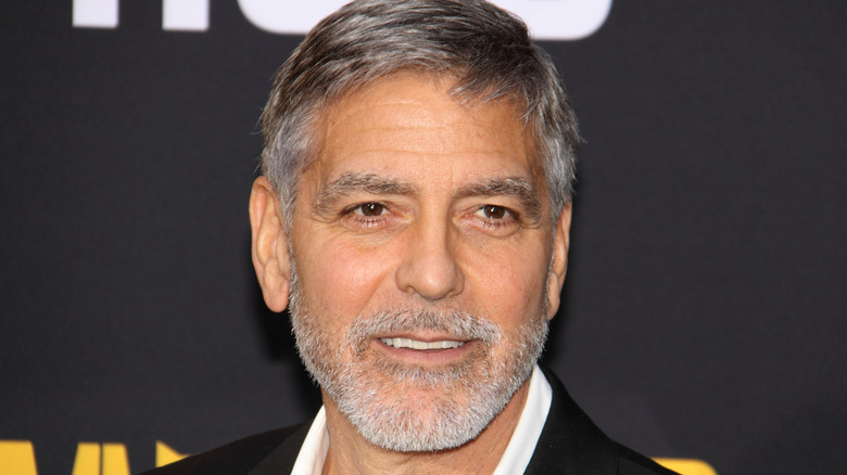 George Clooney sourit